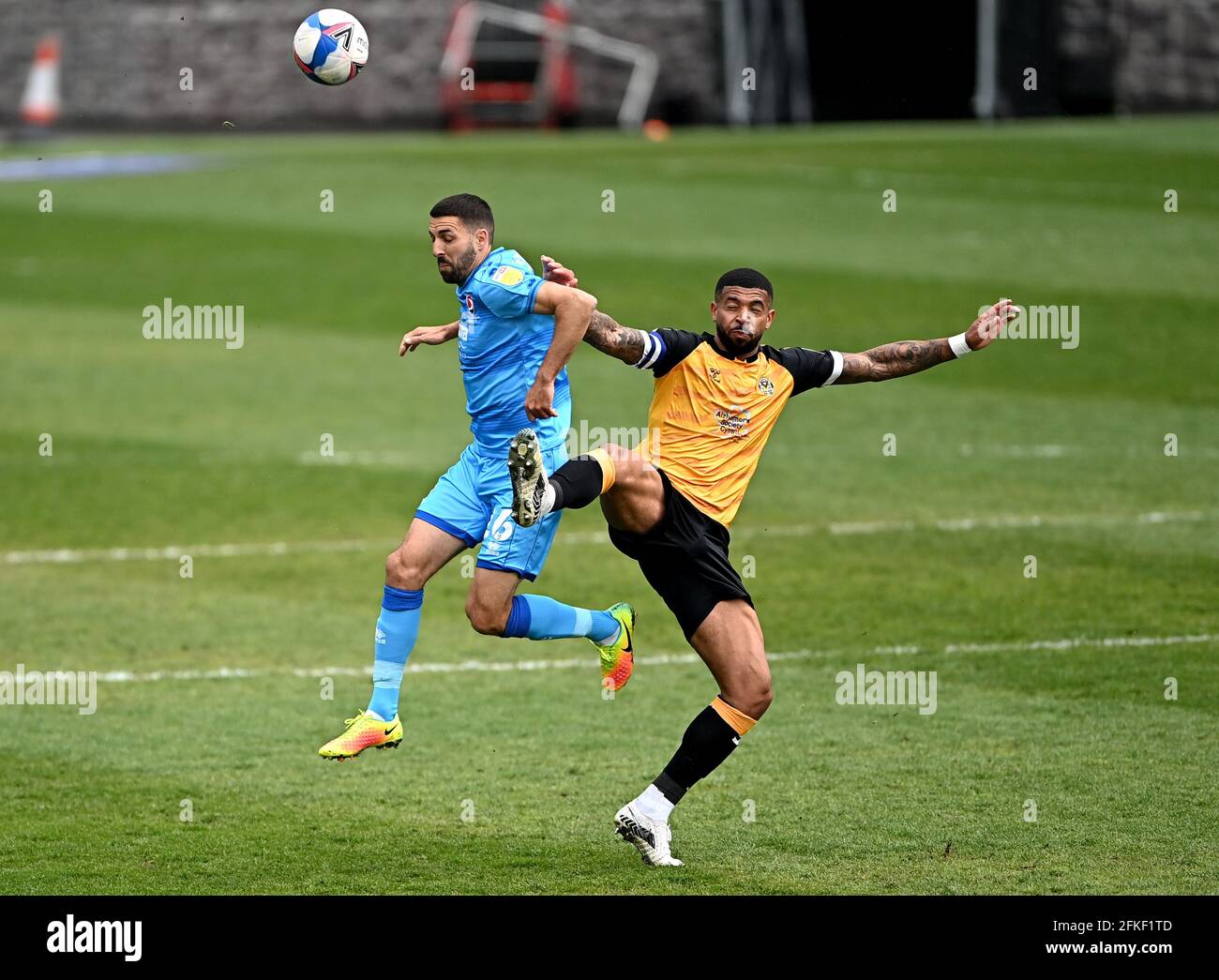 Joss Labadie, du comté de Newport (à droite), et Liam Sercombe, de Cheltenham Town, se battent pour le ballon lors du match Sky Bet League Two à Rodney Parade, Newport. Date de publication : samedi 1er mai 2021. Banque D'Images