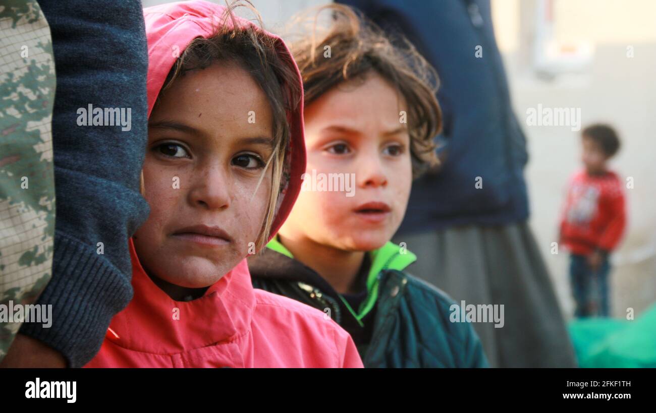 Enfants réfugiés syriens dans le camp de pluie près du Frontière turque Banque D'Images