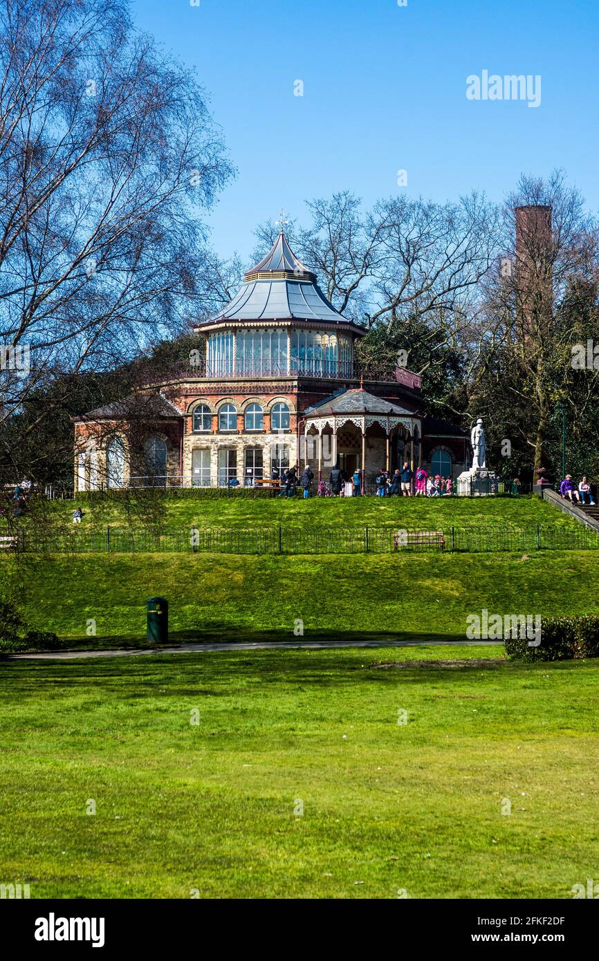 Les gens apprécient le soleil de printemps dans le parc de Mesnes (prononcer mains), Wigan. Banque D'Images