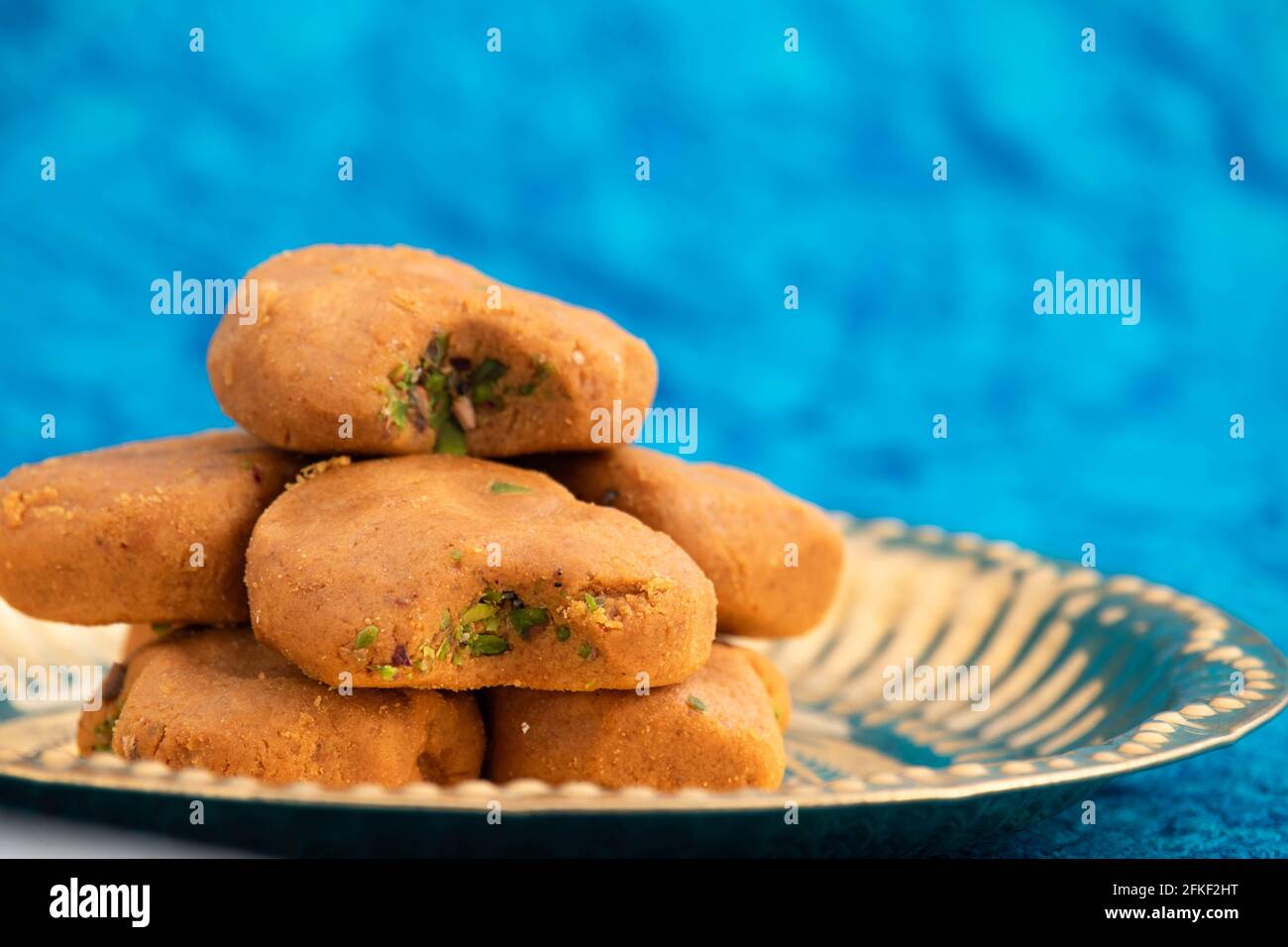 Mathura Peda ou Pera fait de lait Fudge Khoya Mawa Kesar Pista Mava Malai à Desi ghee est apprécié Des occasions comme Diwali Pooja Holi Rakshabanghan EI Banque D'Images