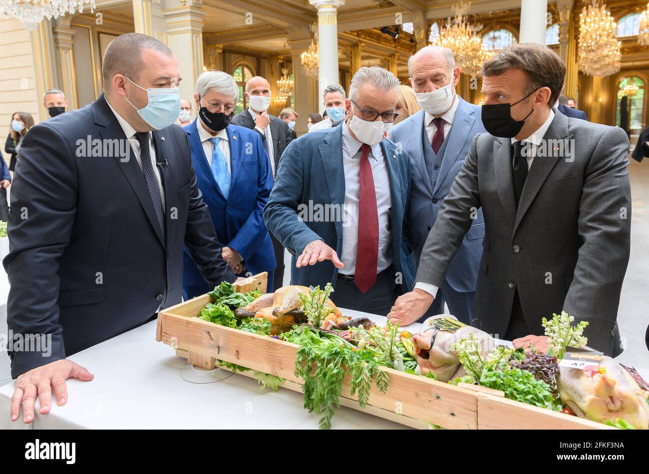 Guillaume Gomez, invité, Jean Jacques Bridey et président français Emmanuel  Macron lors de la cérémonie traditionnelle du Lily de la vallée au palais  de l'Elysée, le 1er mai 2021 à Paris, France.