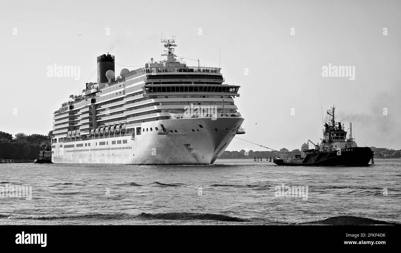 La Costa Deliziosa est guidée à Venise par bateau à remorqueurs Banque D'Images