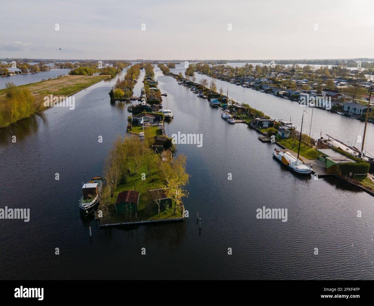 Vue aérienne des petites îles du lac Vinkeveense Plassen, près de Vinkeveen, Hollande. C'est une belle zone de nature pour les loisirs aux pays-Bas. Vinkeveen est principalement célèbre pour le Vinkeveense Plassen Banque D'Images