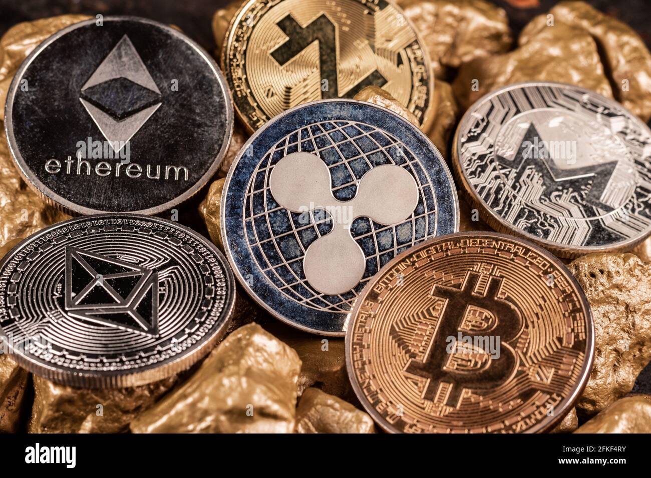 Crypto-monnaie Bitcoin et altcoins avec pépites d'or. Concept d'investissement et de stockage de valeur. Banque D'Images