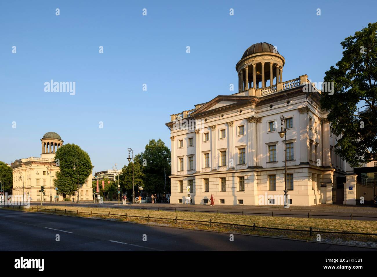 Berlin. Allemagne. Extérieur de l'édifice West Stüler, abritant le musée Berggruen (Sammlung Berggruen), (à droite), et l'édifice East Stüler, qui abrite le musée Banque D'Images