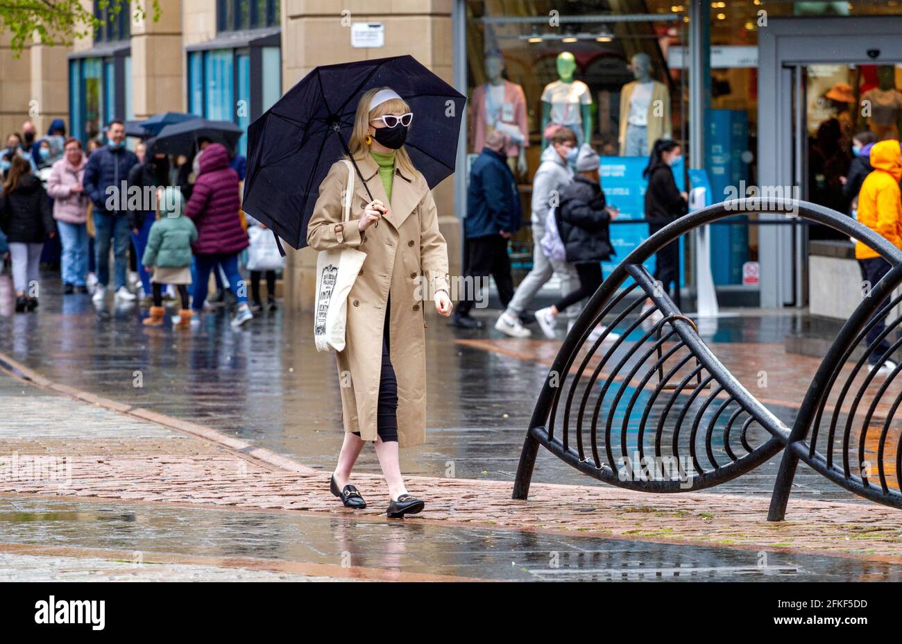 Dundee, Tayside, Écosse, Royaume-Uni. 1er mai 2021. Météo au Royaume-Uni : averses éparses sur le week-end des vacances en banque à travers le nord-est de l'Écosse avec des températures atteignant 9°C. Covid-19 des restrictions de verrouillage relaxantes voient de nombreux magasins de détail et pubs écossais ouverts à Dundee. Les acheteurs sont bien conscients des directives de distanciation sociale et le port de masques profitent de la nouvelle réglementation assouplie qui leur permet de faire du shopping et de socialiser dans le centre-ville. Crédit : Dundee Photographics/Alamy Live News Banque D'Images