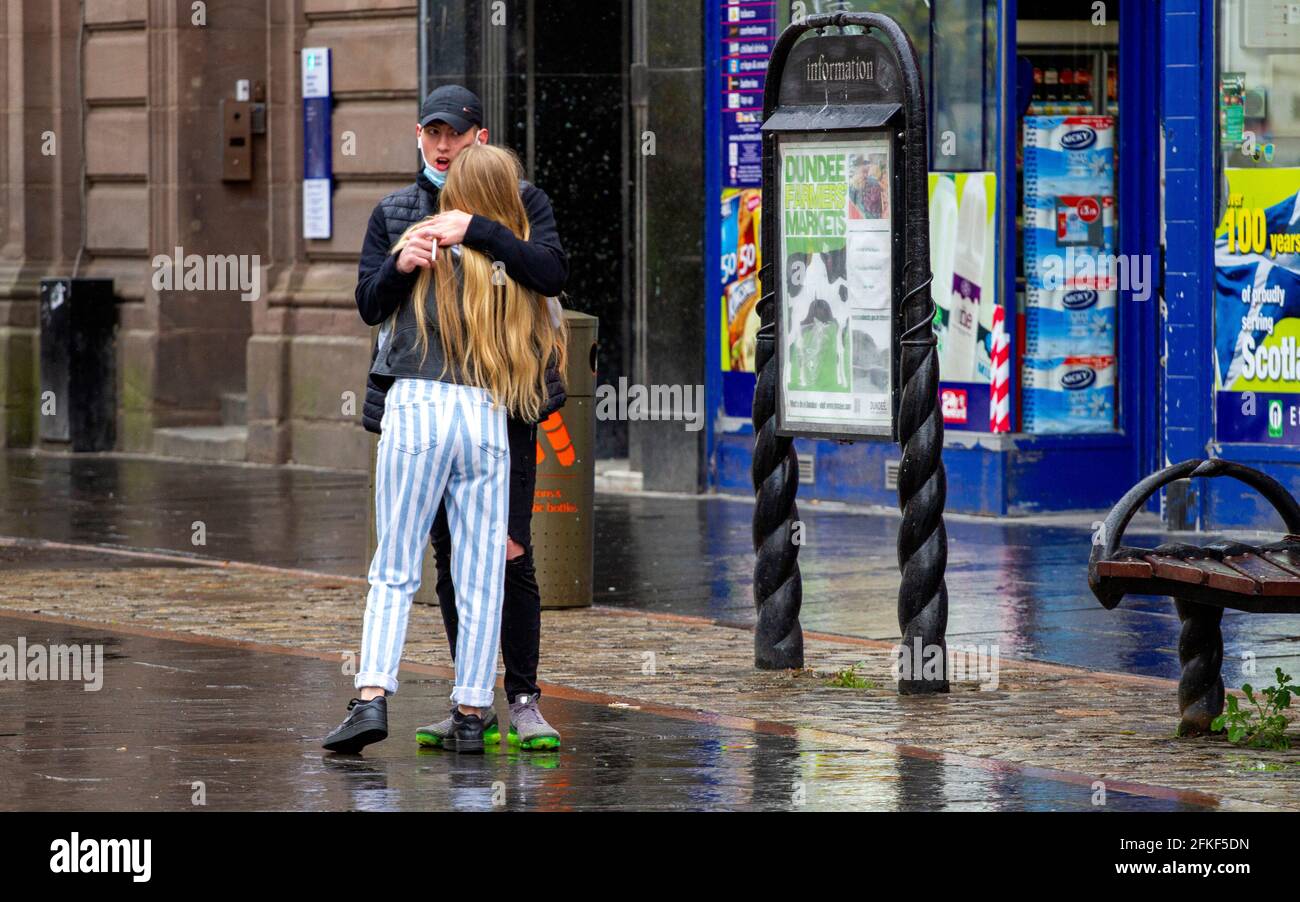 Dundee, Tayside, Écosse, Royaume-Uni. 1er mai 2021. Météo au Royaume-Uni : averses éparses sur le week-end des vacances en banque à travers le nord-est de l'Écosse avec des températures atteignant 9°C. Covid-19 des restrictions de verrouillage relaxantes voient de nombreux magasins de détail et pubs écossais ouverts à Dundee. Les acheteurs sont bien conscients des directives de distanciation sociale et le port de masques profitent de la nouvelle réglementation assouplie qui leur permet de faire du shopping et de socialiser dans le centre-ville. Crédit : Dundee Photographics/Alamy Live News Banque D'Images
