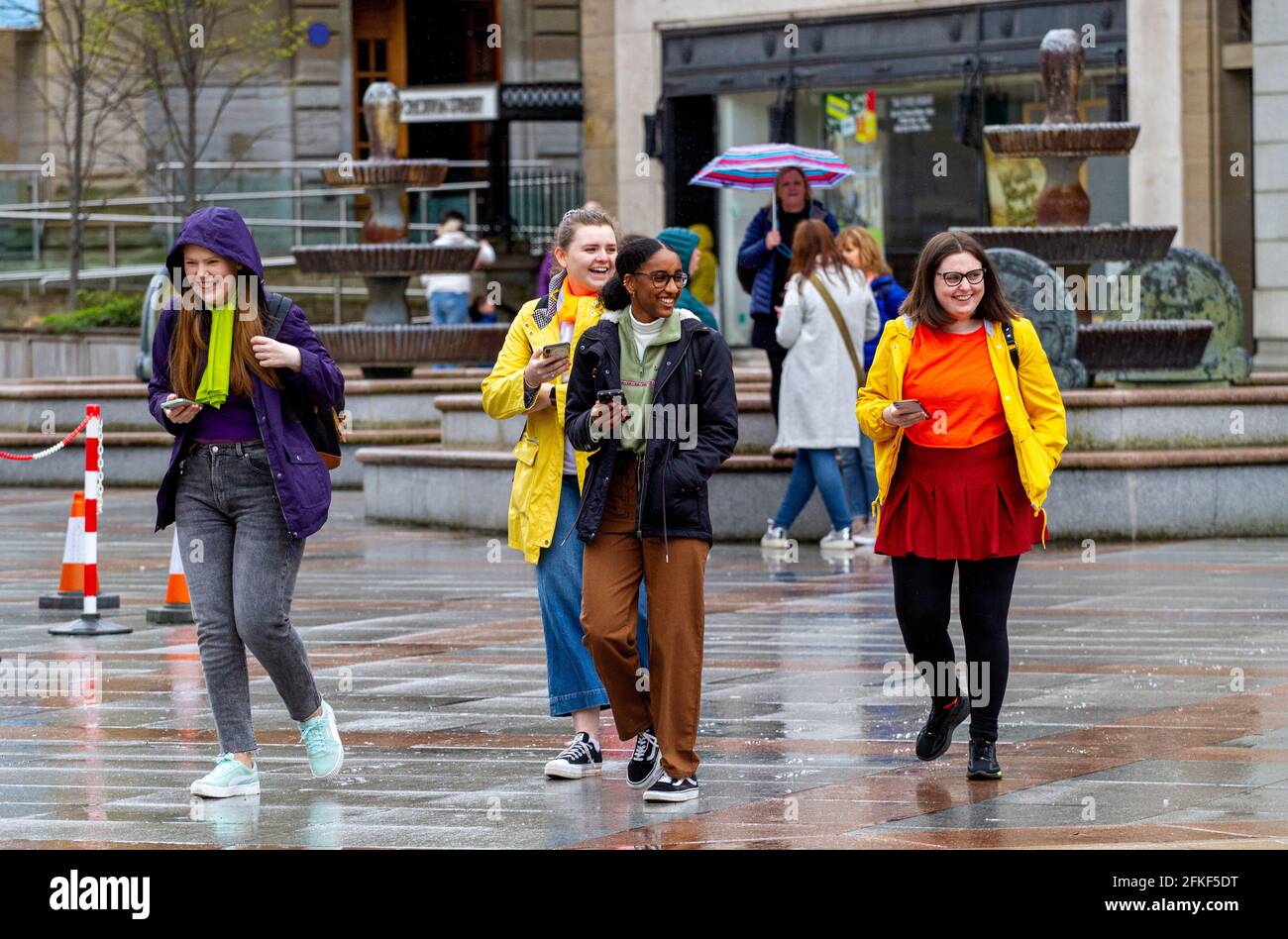 Dundee, Tayside, Écosse, Royaume-Uni. 1er mai 2021. Météo au Royaume-Uni : averses éparses sur le week-end des vacances en banque à travers le nord-est de l'Écosse avec des températures atteignant 9°C. Covid-19 des restrictions de verrouillage relaxantes voient de nombreux magasins de détail et pubs écossais ouverts à Dundee. Les acheteurs sont bien conscients des directives de distanciation sociale et le port de masques profitent de la nouvelle réglementation assouplie qui leur permet de faire du shopping et de socialiser dans le centre-ville. Crédit : Dundee Photographics/Alamy Live News Banque D'Images
