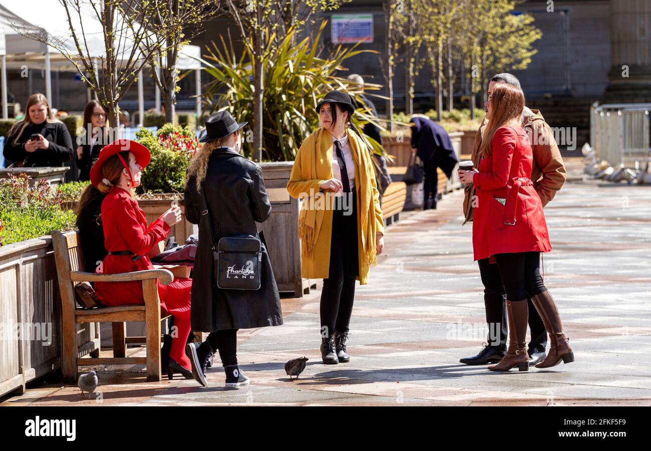 Dundee, Tayside, Écosse, Royaume-Uni. 1er mai 2021. Météo au Royaume-Uni : soleil chaud sur la Bank Holiday Weekend à travers le nord-est de l'Écosse avec des températures atteignant 11°C. Covid-19 restrictions de verrouillage détendu rassemble des personnages du célèbre jeu de société Cluedo dans le centre-ville pour leurs photographies avant qu'ils s'aventurent à résoudre un mystère meurtrier. L'Éventreur Dundee est une aventure de détection en plein air CluedUpp qui se bousculent dans la ville pour résoudre des indices et saisir le tueur avant que l'Éventreur ne frappe à nouveau. Crédit : Dundee Photographics/Alamy Live News Banque D'Images