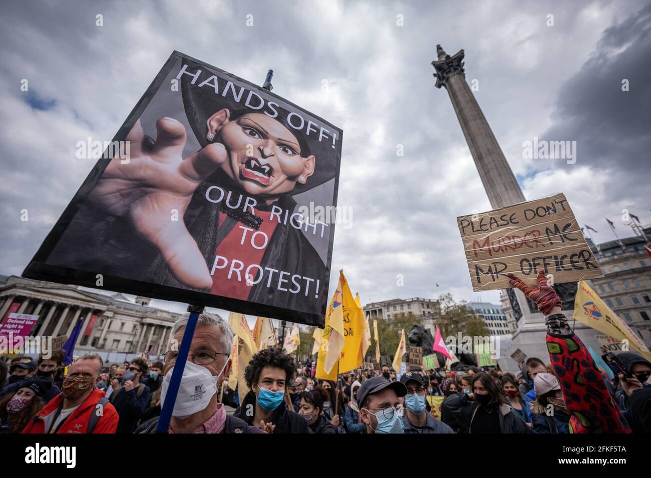Londres, Royaume-Uni. 1er mai 2021. Tuez la protestation de Bill. Des milliers de personnes se rassemblent à Trafalgar Square pour se préparer à marcher contre un projet de loi récemment proposé sur la police, le crime, la détermination de la peine et les tribunaux le jour de mai (ou la fête du travail). De nombreux mouvements sociaux se sont unis pour protester contre ce projet de loi, qui, selon eux, mettrait des restrictions importantes à la liberté d'expression et de réunion, en donnant à la police le pouvoir de limiter les manifestations, entre autres mesures. Credit: Guy Corbishley/Alamy Live News Banque D'Images