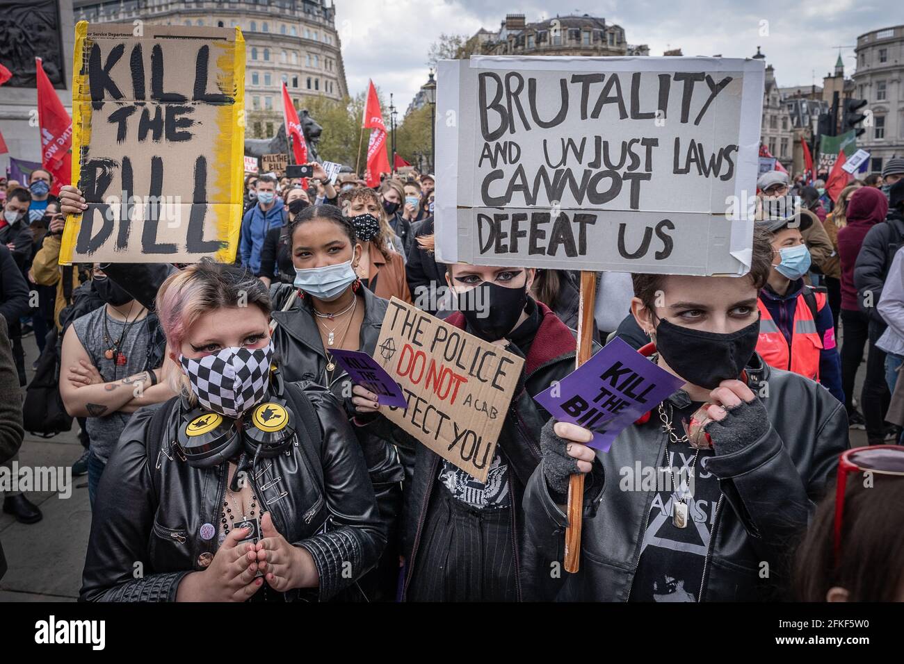 Londres, Royaume-Uni. 1er mai 2021. Tuez la protestation de Bill. Des milliers de personnes se rassemblent à Trafalgar Square pour se préparer à marcher contre un projet de loi récemment proposé sur la police, le crime, la détermination de la peine et les tribunaux le jour de mai (ou la fête du travail). De nombreux mouvements sociaux se sont unis pour protester contre ce projet de loi, qui, selon eux, mettrait des restrictions importantes à la liberté d'expression et de réunion, en donnant à la police le pouvoir de limiter les manifestations, entre autres mesures. Credit: Guy Corbishley/Alamy Live News Banque D'Images