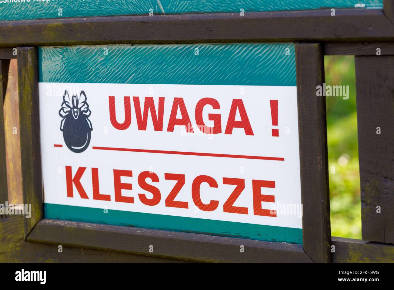 Attention ticks, panneau d'information avec notification d'avertissement en polonais Banque D'Images