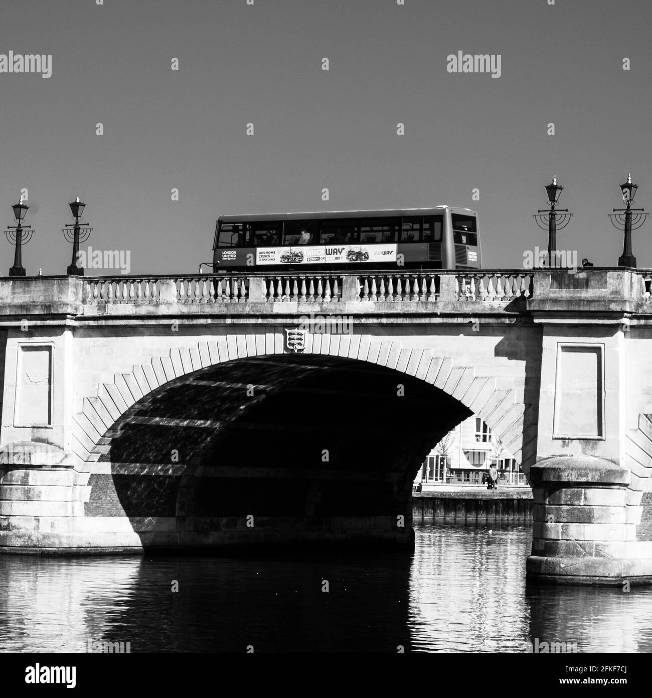 Kingston upon Thames, Londres, Royaume-Uni, avril 2021, transport public Double Decker bus Crossing Kingston Bridge au-dessus de la Tamise Banque D'Images