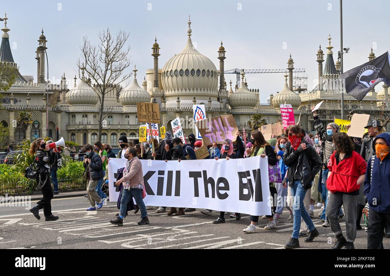 Brighton Royaume-Uni 1er mai 2021 - des centaines de tuer les manifestants du projet de loi défilent aujourd'hui devant le Pavillon royal de Brighton à l'occasion de la Journée internationale des travailleurs, alors qu'ils manifestent contre le nouveau projet de loi du gouvernement sur la police, la criminalité, la peine et les tribunaux. Des manifestations ont lieu dans tout le pays sur ce qui est également connu sous le nom de Fête du travail: Crédit Simon Dack / Alamy Live News Banque D'Images