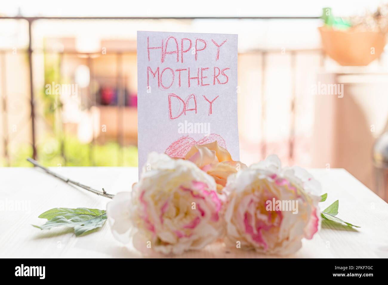 Carte De Vœux De Fete Des Meres Et Deux Fleurs Sur Un Table En Bois Lumiere Vive Photo Stock Alamy