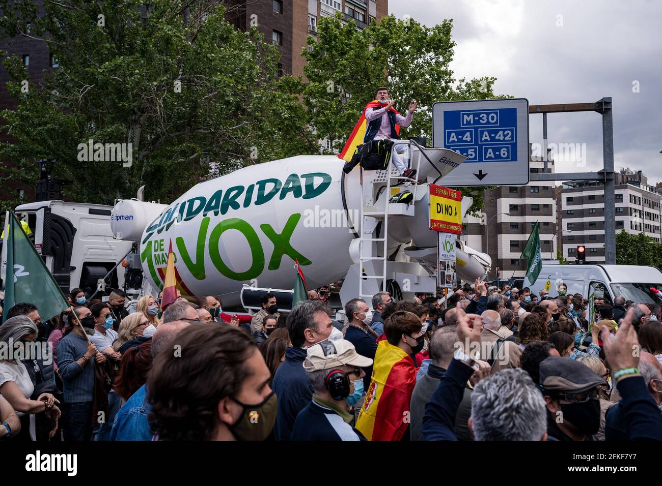 Le groupe de partisans de VOX se réunit sur la Plaza Conde de Casal pendant le rallye.dans le cadre de la Journée internationale du travail, le parti d'extrême-droite espagnol VOX lance le syndicat 'Solidaridad'. Avec des discours anti-communistes, anti-écologiques, anti-illégaux, anti-féministes et ultra-nationalistes, Santiago Abascal, président de VOX, Rocio Monasterio, candidat aux élections de la Communauté de Madrid, et Rodrigo Alonso, secrétaire général du syndicat Solidaridad ont participé à la réunion sur la Plaza de Comte Casal. La loi a lieu quelques jours avant les élections de Banque D'Images