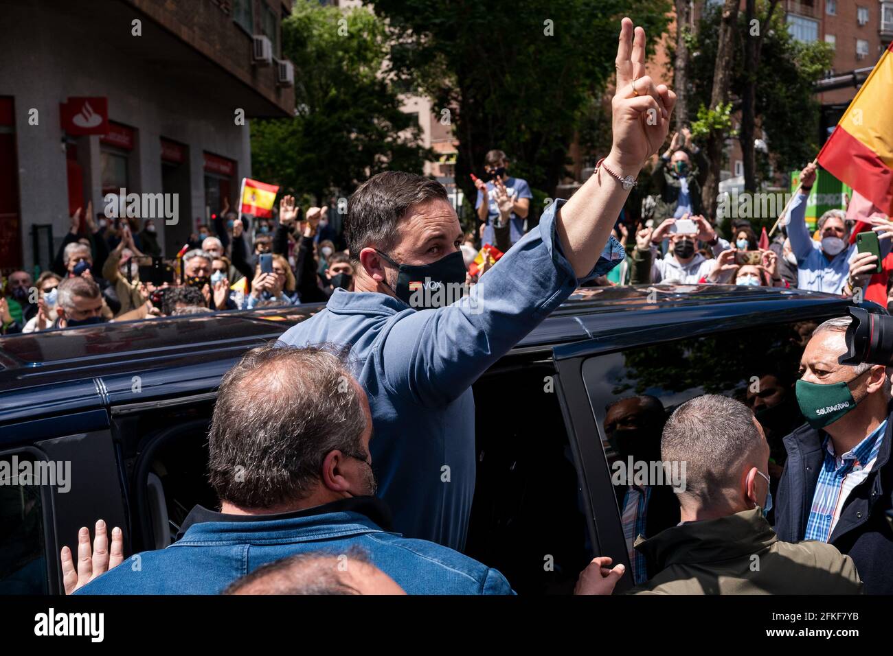 Santiago Abascal, entouré de mouvements de gardes du corps sur la Plaza Conde de Casal après le rallye.dans le cadre de la Journée internationale du travail du 1er mai, le parti d'extrême-droite espagnol VOX lance le syndicat 'Solidaridad'. Avec des discours anti-communistes, anti-écologiques, anti-illégaux, anti-féministes et ultra-nationalistes, Santiago Abascal, président de VOX, Rocio Monasterio, candidat aux élections de la Communauté de Madrid, et Rodrigo Alonso, secrétaire général du syndicat Solidaridad ont participé à la réunion sur la Plaza de Comte Casal. L'acte a lieu quelques jours bef Banque D'Images