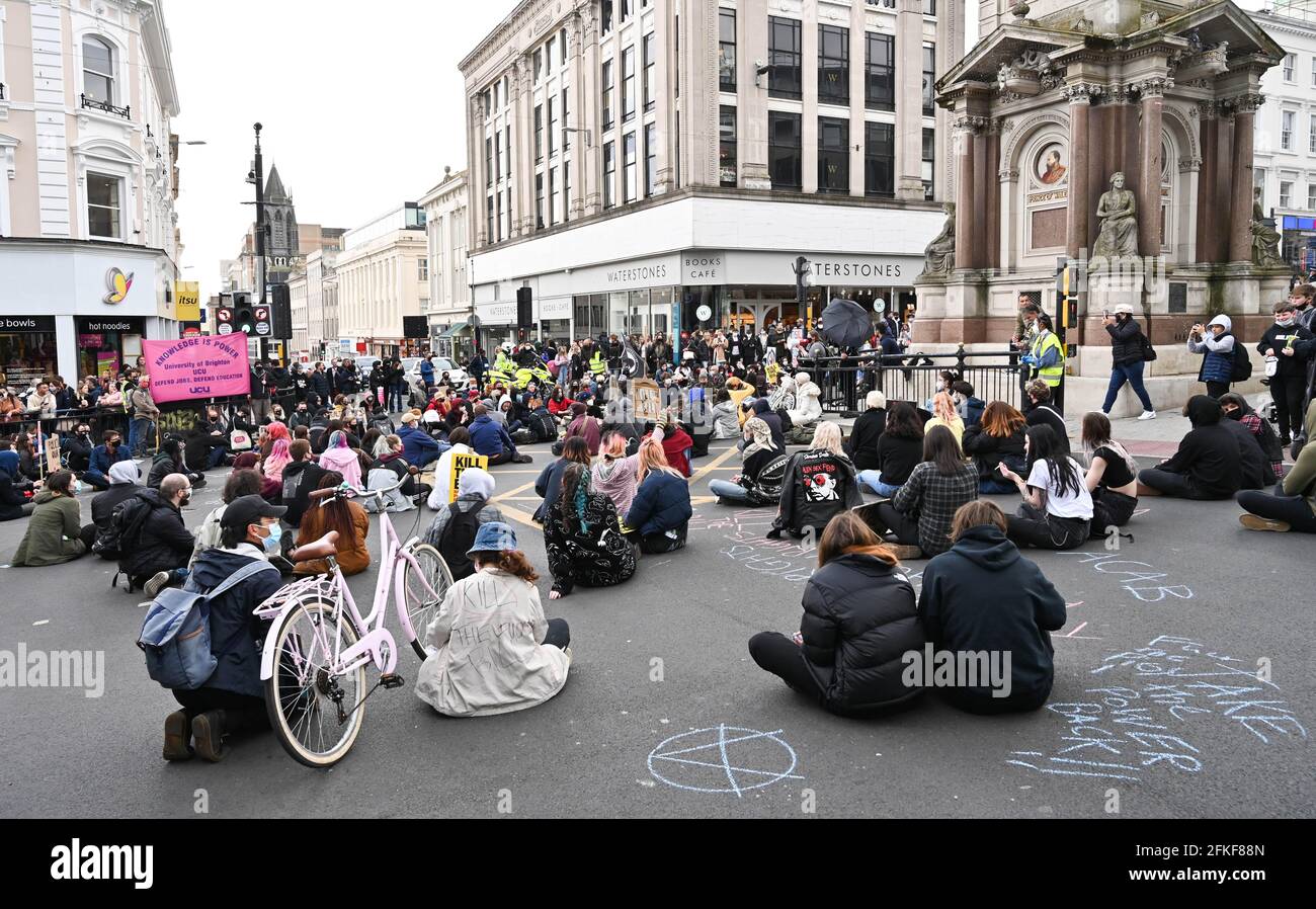 Brighton, Royaume-Uni, 1er mai 2021 - des centaines de personnes tuent les manifestants de Bill s'assoient aujourd'hui dans le centre-ville de Brighton lors de la Journée internationale des travailleurs, alors qu'ils manifestent contre le nouveau projet de loi du gouvernement sur la police, la criminalité, la détermination de la peine et les tribunaux. Des manifestations ont lieu dans tout le pays sur ce qui est également connu sous le nom de Fête du travail: Crédit Simon Dack / Alamy Live News Banque D'Images