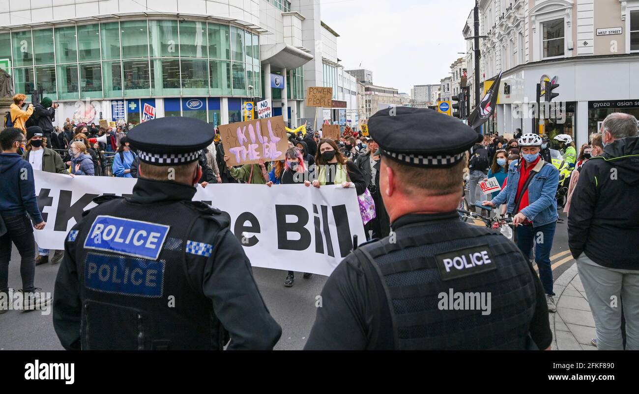 Brighton Royaume-Uni 1er mai 2021 - des centaines de tuer les manifestants de Bill passent aujourd'hui à Brighton à l'occasion de la Journée internationale des travailleurs, alors qu'ils manifestent contre le nouveau projet de loi du gouvernement sur la police, la criminalité, la peine et les tribunaux. Des manifestations ont lieu dans tout le pays sur ce qui est également connu sous le nom de Fête du travail: Crédit Simon Dack / Alamy Live News Banque D'Images