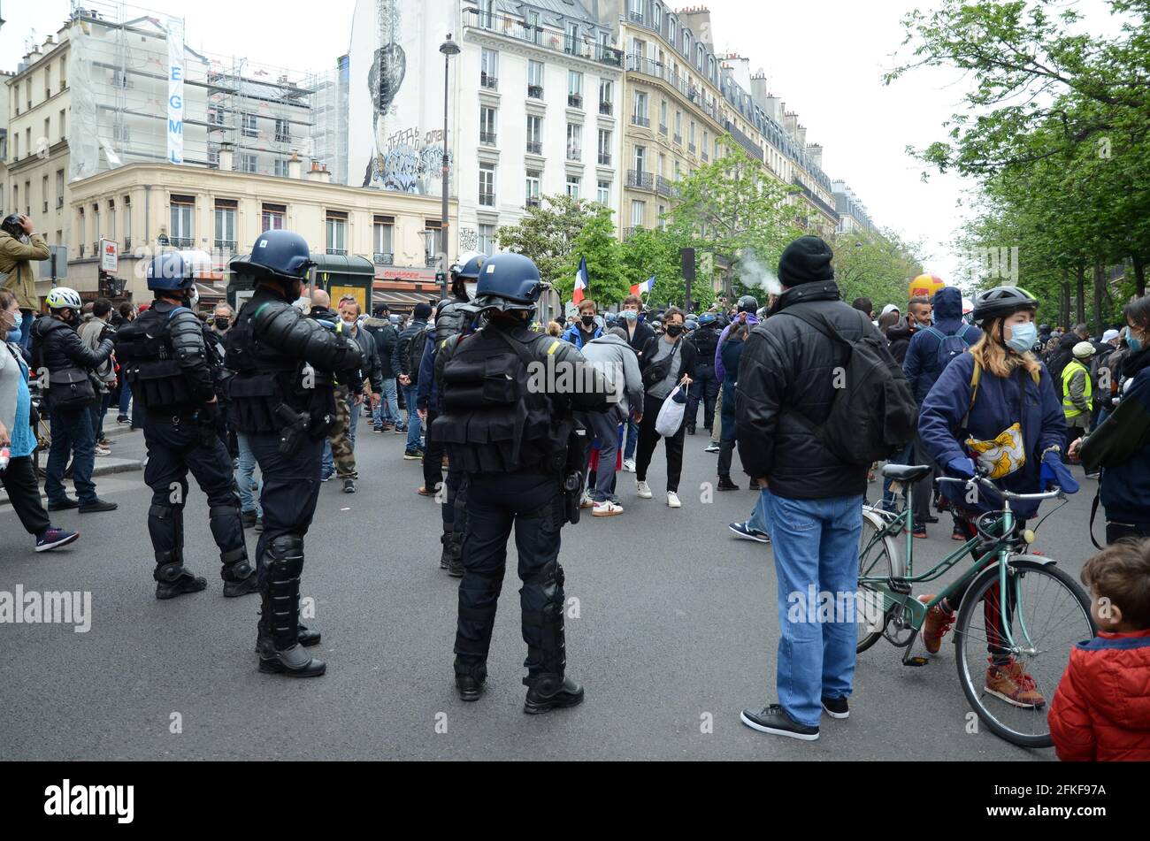 Défilé du jour de mai à Paris, dans un climat de tension dès le début. Blackbocks a entravé le bon déroulement de la marche des syndicats malgré la police Banque D'Images