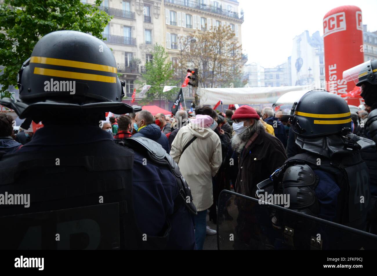 Défilé du jour de mai à Paris, dans un climat de tension dès le début. Blackbocks a entravé le bon déroulement de la marche des syndicats malgré la police Banque D'Images