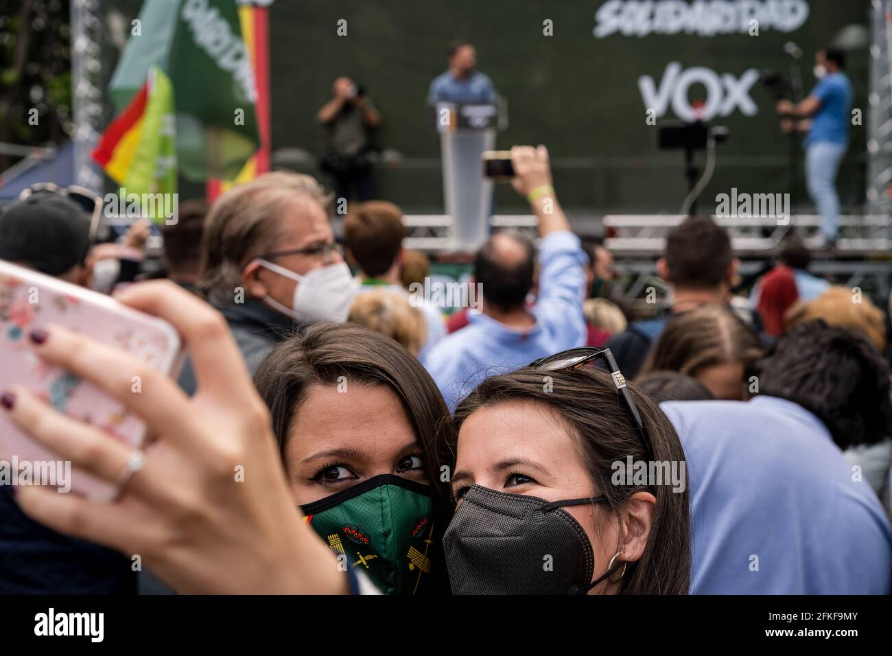 Les femmes prennent un selfie tout en écoutant Santiago Abascal sur la Plaza Conde de Casal pendant le rallye VOX.dans le cadre de la Journée internationale du travail du 1er mai, le parti d'extrême-droite espagnol VOX lance le syndicat "Solidaridad". Avec des discours anti-communistes, anti-écologiques, anti-illégaux, anti-féministes et ultra-nationalistes, Santiago Abascal, président de VOX, Rocio Monasterio, candidat aux élections de la Communauté de Madrid, et Rodrigo Alonso, secrétaire général du syndicat Solidaridad ont participé à la réunion sur la Plaza de Comte Casal. La loi a lieu quelques-uns Banque D'Images