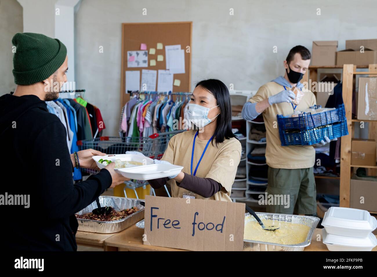 Un groupe de bénévoles qui donnent gratuitement de la nourriture aux gens de besoin Banque D'Images
