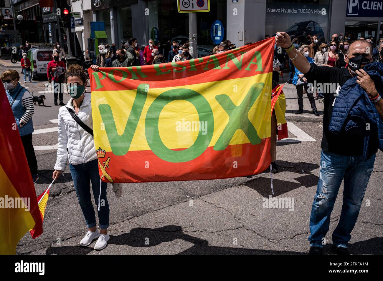 Les fans ont un drapeau d'Espagne avec un logo VOX sur la Plaza Conde de Casal.dans le cadre de la Journée internationale du travail du 1er mai, le parti d'extrême-droite espagnol VOX lance le syndicat "Solidaridad". Avec des discours anti-communistes, anti-écologiques, anti-illégaux, anti-féministes et ultra-nationalistes, Santiago Abascal, président de VOX, Rocio Monasterio, candidat aux élections de la Communauté de Madrid, et Rodrigo Alonso, secrétaire général du syndicat Solidaridad ont participé à la réunion sur la Plaza de Comte Casal. La loi a lieu quelques jours avant les élections du C Banque D'Images