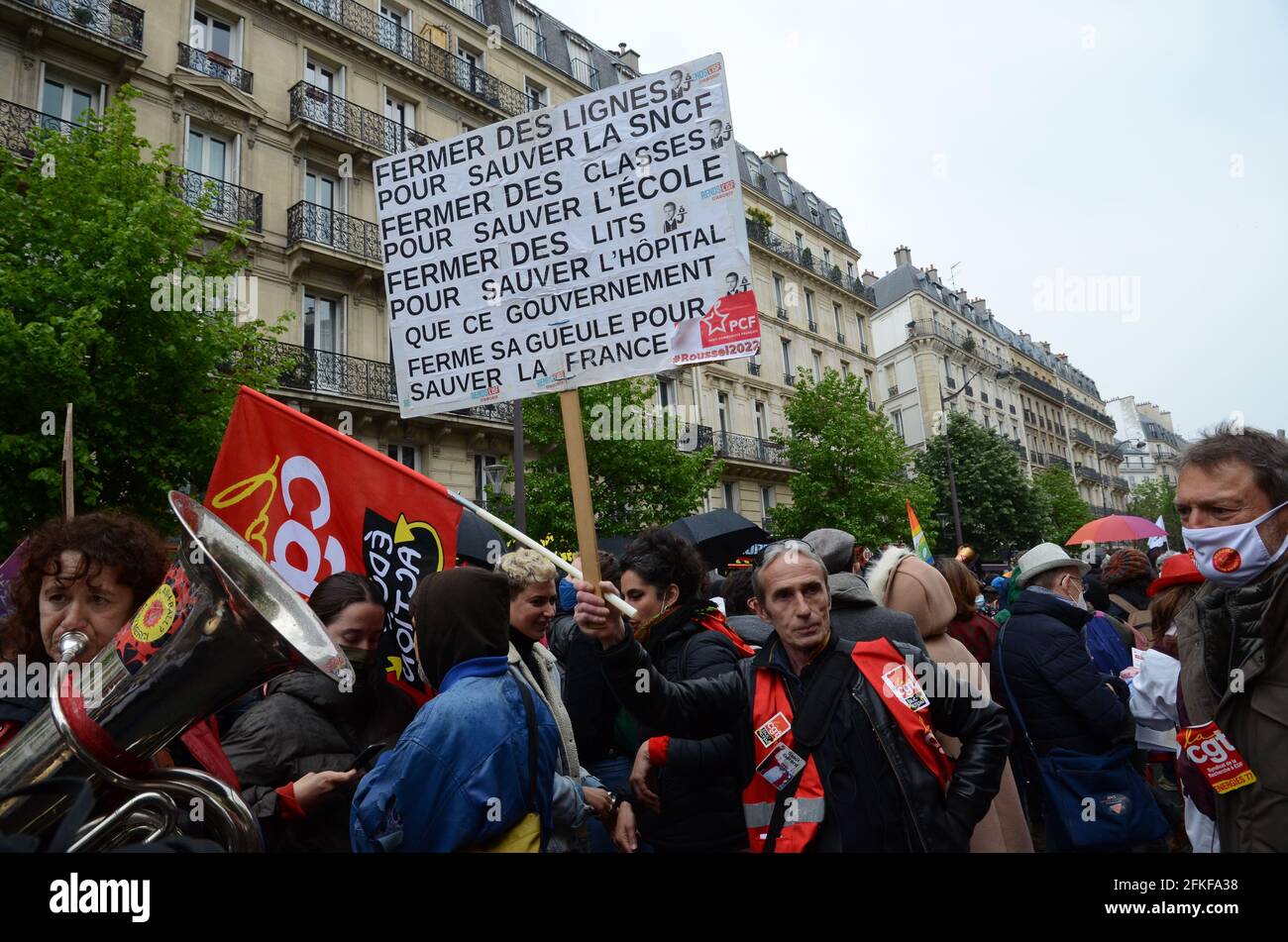Défilé du jour de mai à Paris, dans un climat de tension dès le début. Blackbocks a entravé le bon déroulement de la marche des syndicats malgré la police Banque D'Images