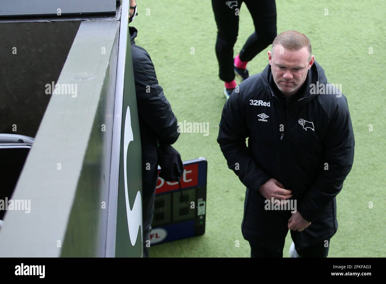 Swansea, Royaume-Uni. 1er mai 2021. Wayne Rooney, le directeur du comté de Derby, semble abattu alors qu'il descend du tunnel à la fin du match. EFL Skybet Championship Match, Swansea City v Derby County au Liberty Stadium à Swansea le samedi 1er mai 2021. Cette image ne peut être utilisée qu'à des fins éditoriales. Utilisation éditoriale uniquement, licence requise pour une utilisation commerciale. Aucune utilisation dans les Paris, les jeux ou les publications d'un seul club/ligue/joueur. photo par Andrew Orchard/Andrew Orchard sports Photography/Alamy Live News crédit: Andrew Orchard sports Photography/Alamy Live News Banque D'Images