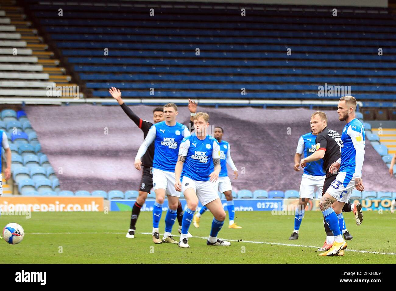 Peterborough, Cambridgeshire, Royaume-Uni. 1er mai 2021. Peterborough, Royaume-Uni. 1er mai 2021. Anthony Scully, de Lincoln City (2R), marque le premier but de ses équipes. EFL Skybet football League One Match, Peterborough Utd v Lincoln City au Weston Homes Stadium de Peterborough, Cambridgeshire, le samedi 1er mai 2021. Cette image ne peut être utilisée qu'à des fins éditoriales. Utilisation éditoriale uniquement, licence requise pour une utilisation commerciale. Aucune utilisation dans les Paris, les jeux ou les publications d'un seul club/ligue/joueur. Crédit: Andrew Orchard photographie sportive/Alamy Live News Banque D'Images