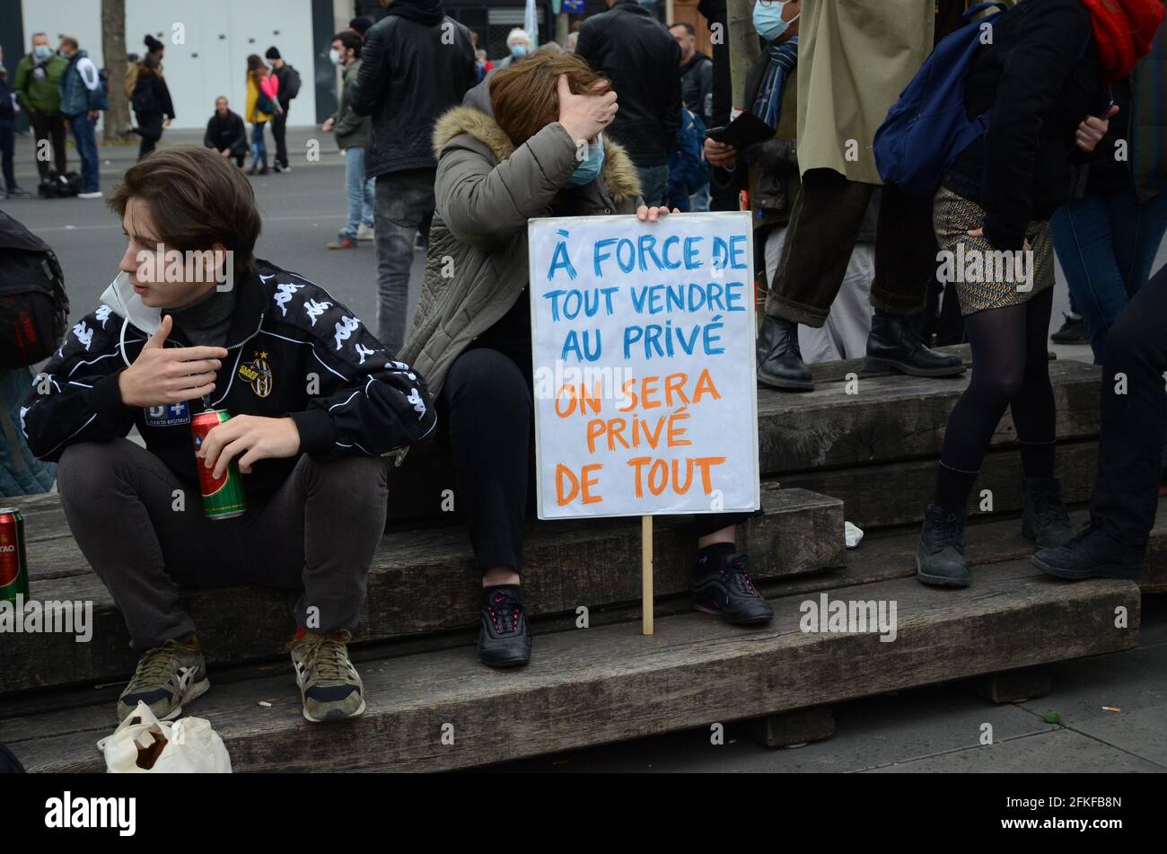 Défilé du jour de mai à Paris, dans un climat de tension dès le début. Blackbocks a entravé le bon déroulement de la marche des syndicats malgré la police Banque D'Images