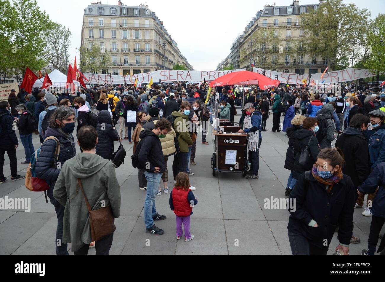 Défilé du jour de mai à Paris, dans un climat de tension dès le début. Blackbocks a entravé le bon déroulement de la marche des syndicats malgré la police Banque D'Images