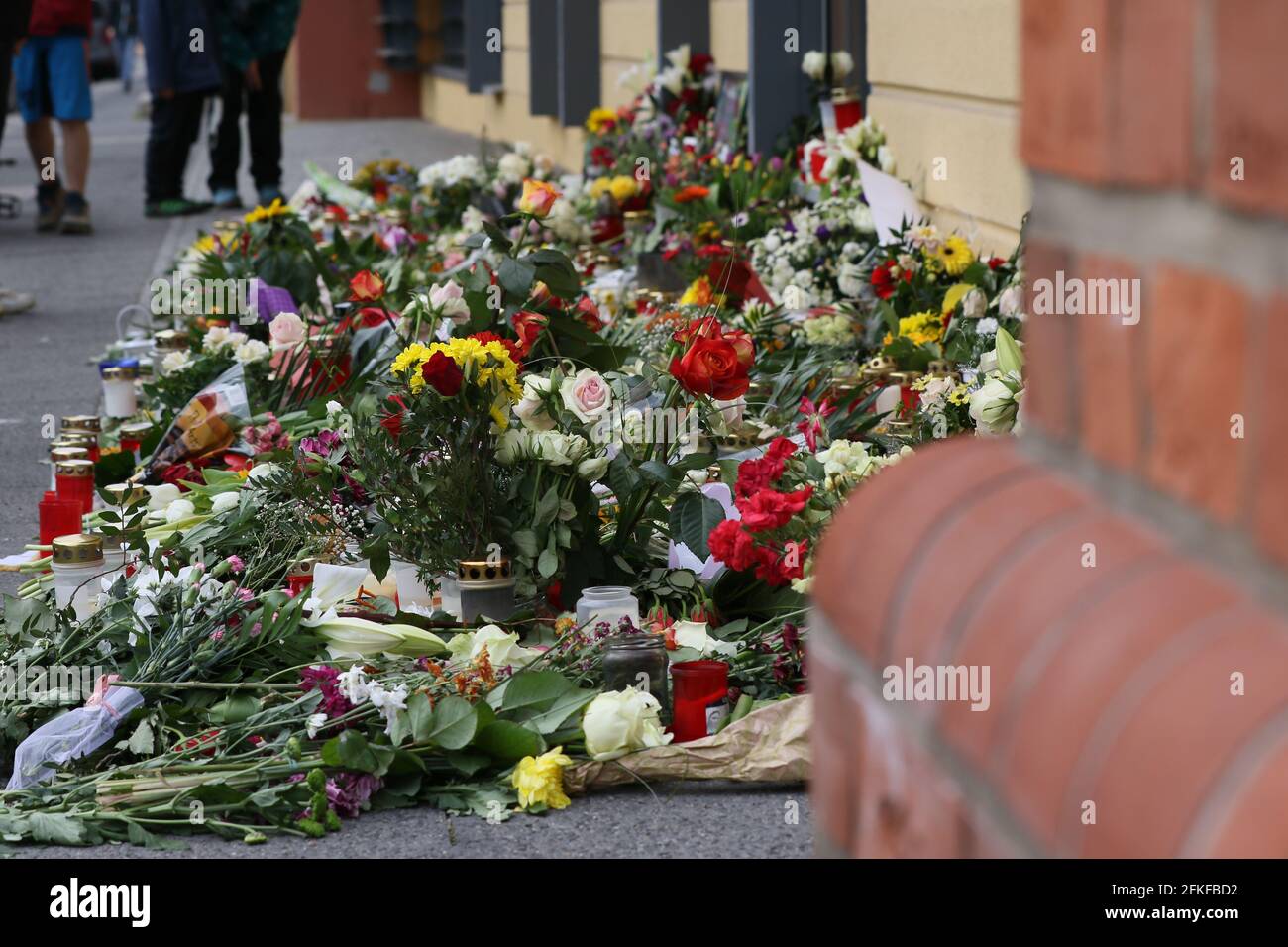 05/01/2021, Potsdam, Allemagne,.en face de la Thusnelda-von-Saldern-Haus à Potsdam, beaucoup de gens placent des bouquets de fleurs. Même deux jours après l'acte fatal de violence dans un dortoir de Potsdam pour handicapés, beaucoup de gens laissent des bouquets de fleurs. Banque D'Images