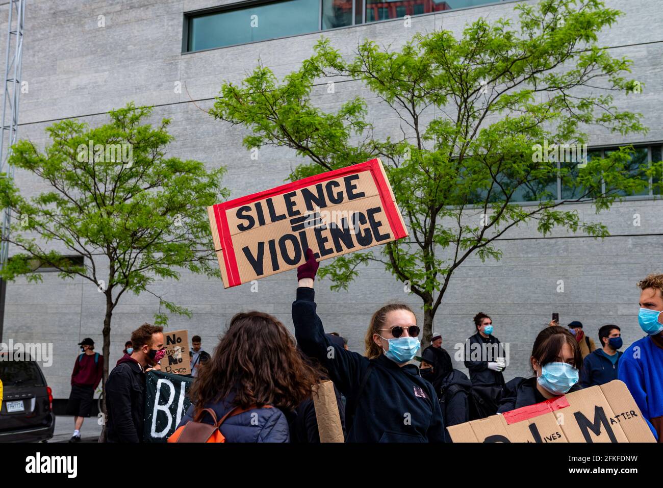 Montréal Québec Canada le 31 2020 mai : la vie noire fait une protestation à Montréal par le quartier général de la police pendant la pandémie COVID-19 Banque D'Images
