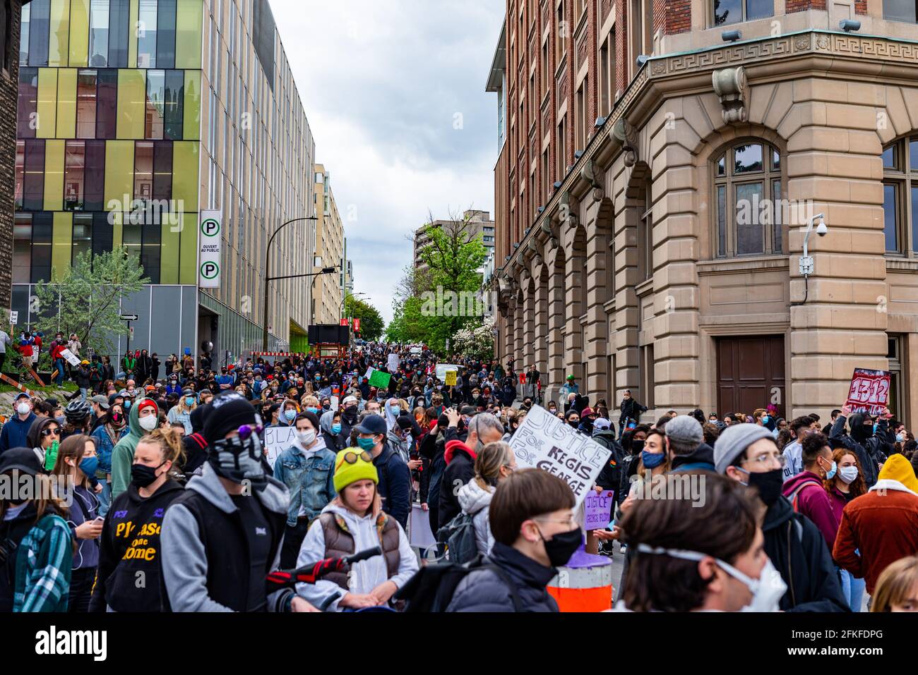 Montréal Québec Canada le 31 2020 mai : la vie noire fait une protestation à Montréal par le quartier général de la police pendant la pandémie COVID-19 Banque D'Images