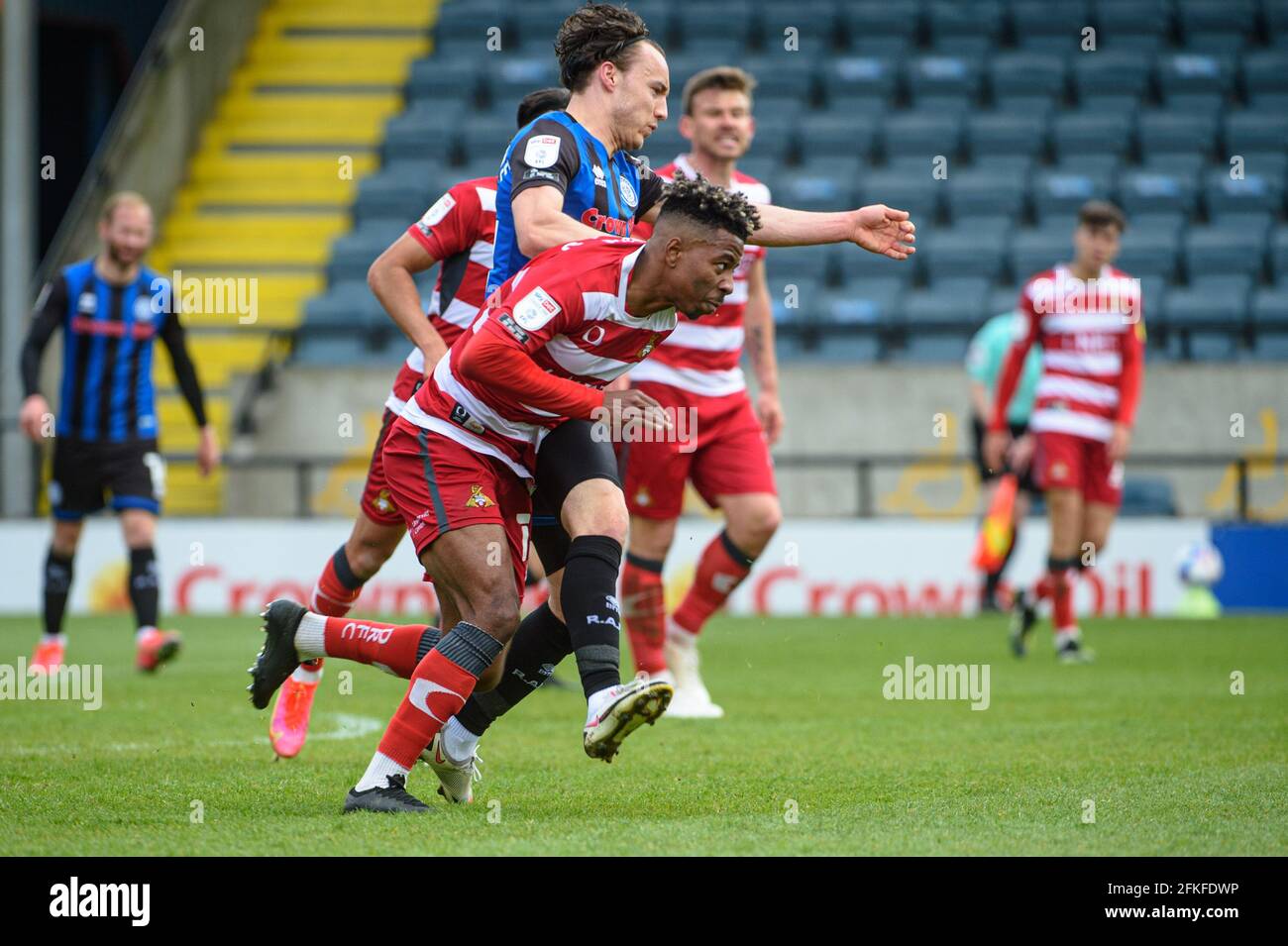 ROCHDALE, ROYAUME-UNI. 1ER MAI Ollie Rathbone de Rochdale AFC enchevêtrements avec Ed Williams de Doncaster Rovers FC pendant le match Sky Bet League 1 entre Rochdale et Doncaster Rovers au stade Spotland, Rochdale le samedi 1er mai 2021. (Credit: Ian Charles | MI News) Credit: MI News & Sport /Alay Live News Banque D'Images