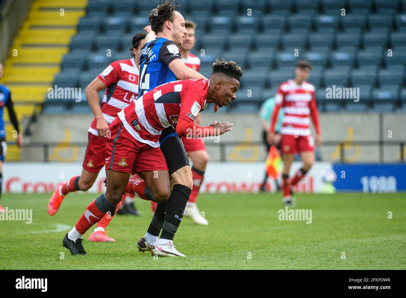 ROCHDALE, ROYAUME-UNI. 1ER MAI Ollie Rathbone de Rochdale AFC enchevêtrements avec Ed Williams de Doncaster Rovers FC pendant le match Sky Bet League 1 entre Rochdale et Doncaster Rovers au stade Spotland, Rochdale le samedi 1er mai 2021. (Credit: Ian Charles | MI News) Credit: MI News & Sport /Alay Live News Banque D'Images