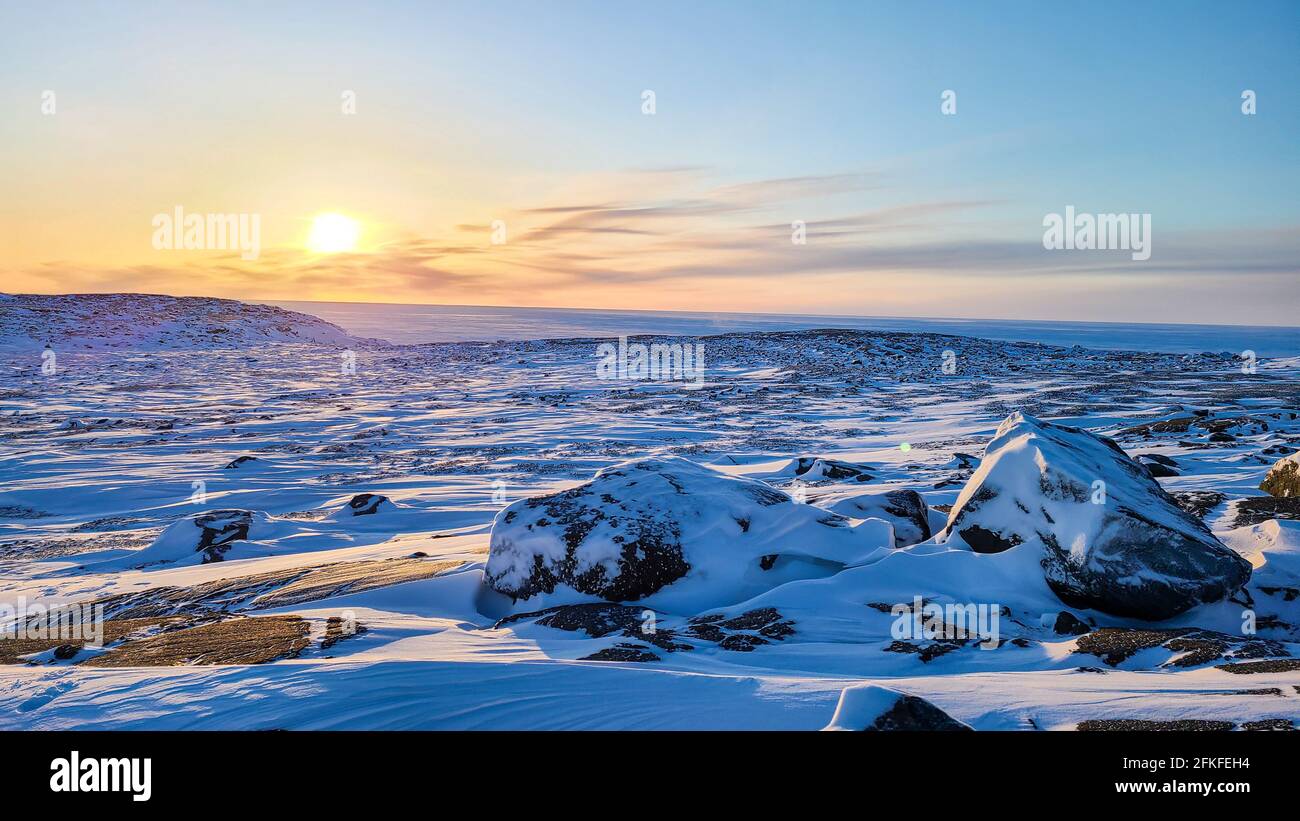 Lever de soleil sur les collines de la toundra arctique, au nord-ouest territoires sur un paysage enneigé Banque D'Images