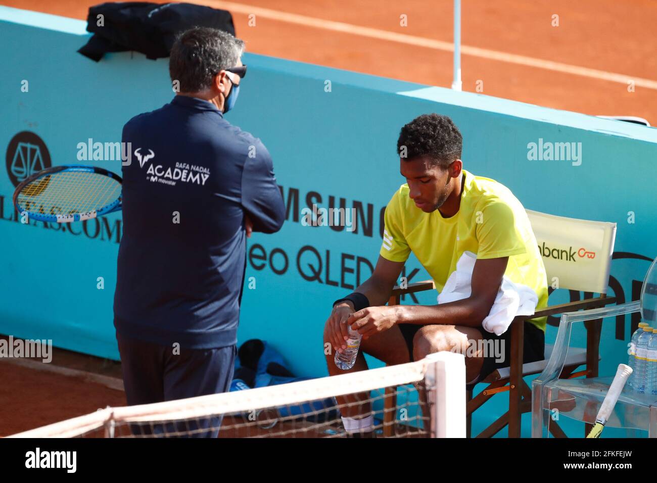 Toni Nadal, entraîneur en chef, parle à Felix Auger-Aliassime du Canada  lors de sa pratique le deuxième jour de l'Open de Madrid 2021 de Mutua,  tournoi de tennis Masters 1000 le 30