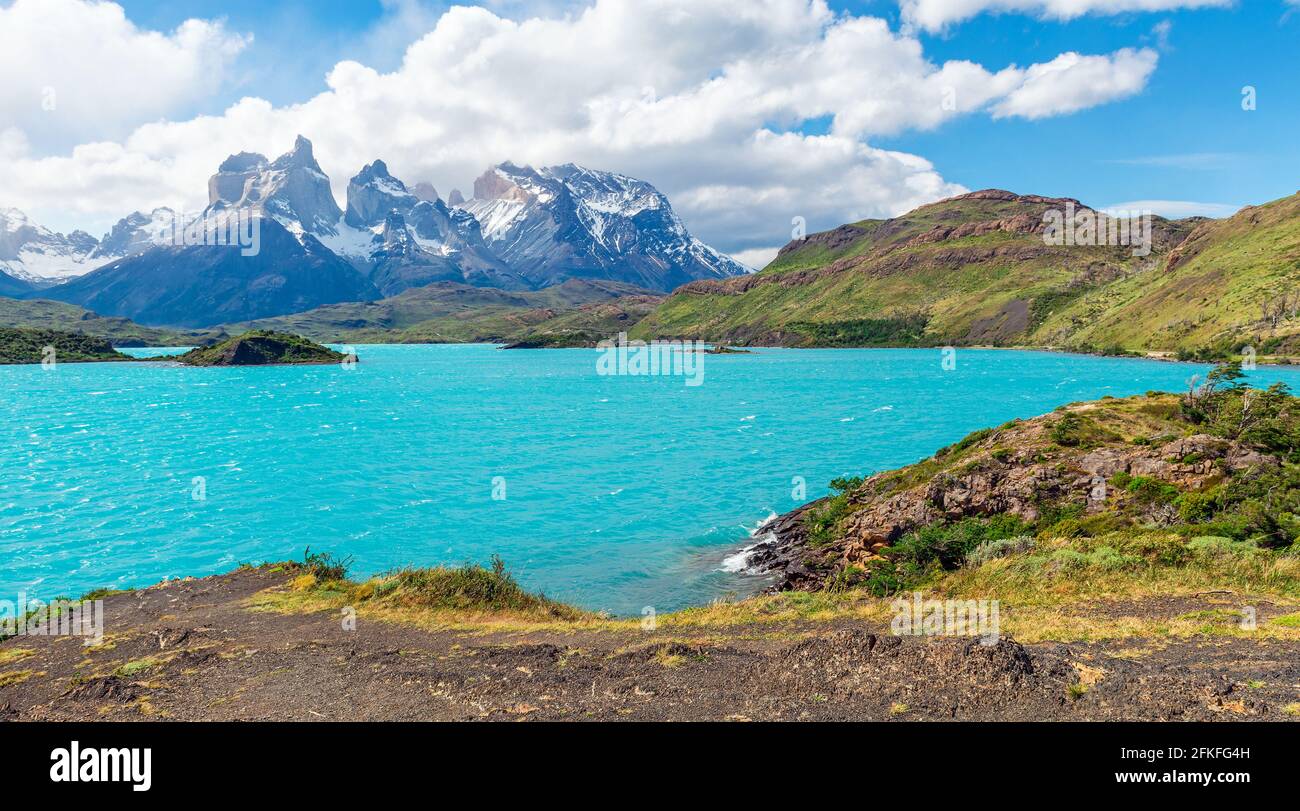 Panorama du lac Pehoe avec Cuernos del Paine et espace de copie, parc national Torres del Paine, Patagonie, Chili. Banque D'Images