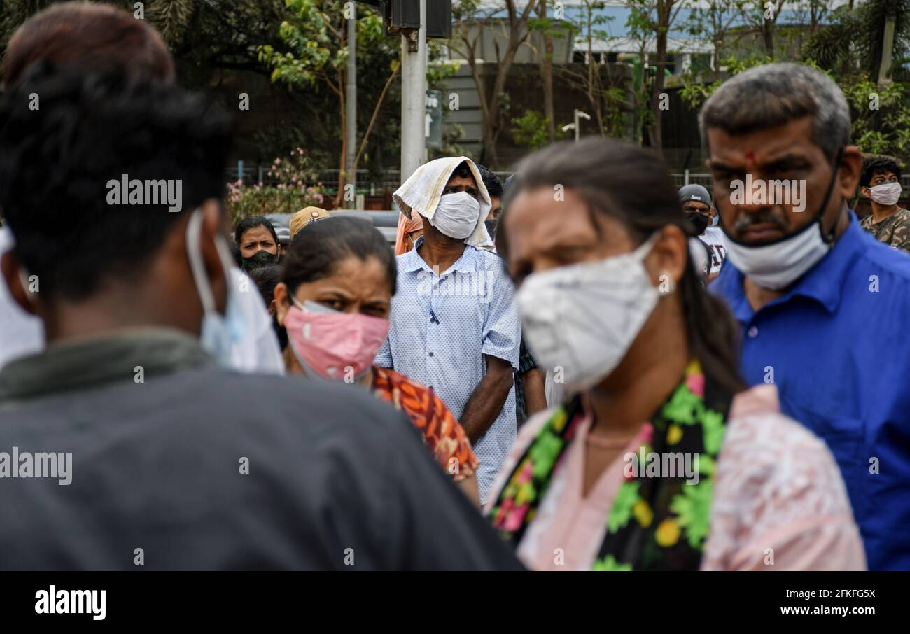 Mumbai, Inde. 1er mai 2021. Les personnes portant un masque facial attendent dans une file d'attente pour entrer dans le centre de vaccination du complexe Bandra Kurla (BKC) à Mumbai. L'entraînement de vaccination pour le groupe d'âge de 18-44 ans a commencé le 1er mai 2021. Seules les personnes admissibles au vaccin ont reçu une confirmation de leur inscription au téléphone. (Photo par Ashish Vaishnav/SOPA Images/Sipa USA) crédit: SIPA USA/Alay Live News Banque D'Images