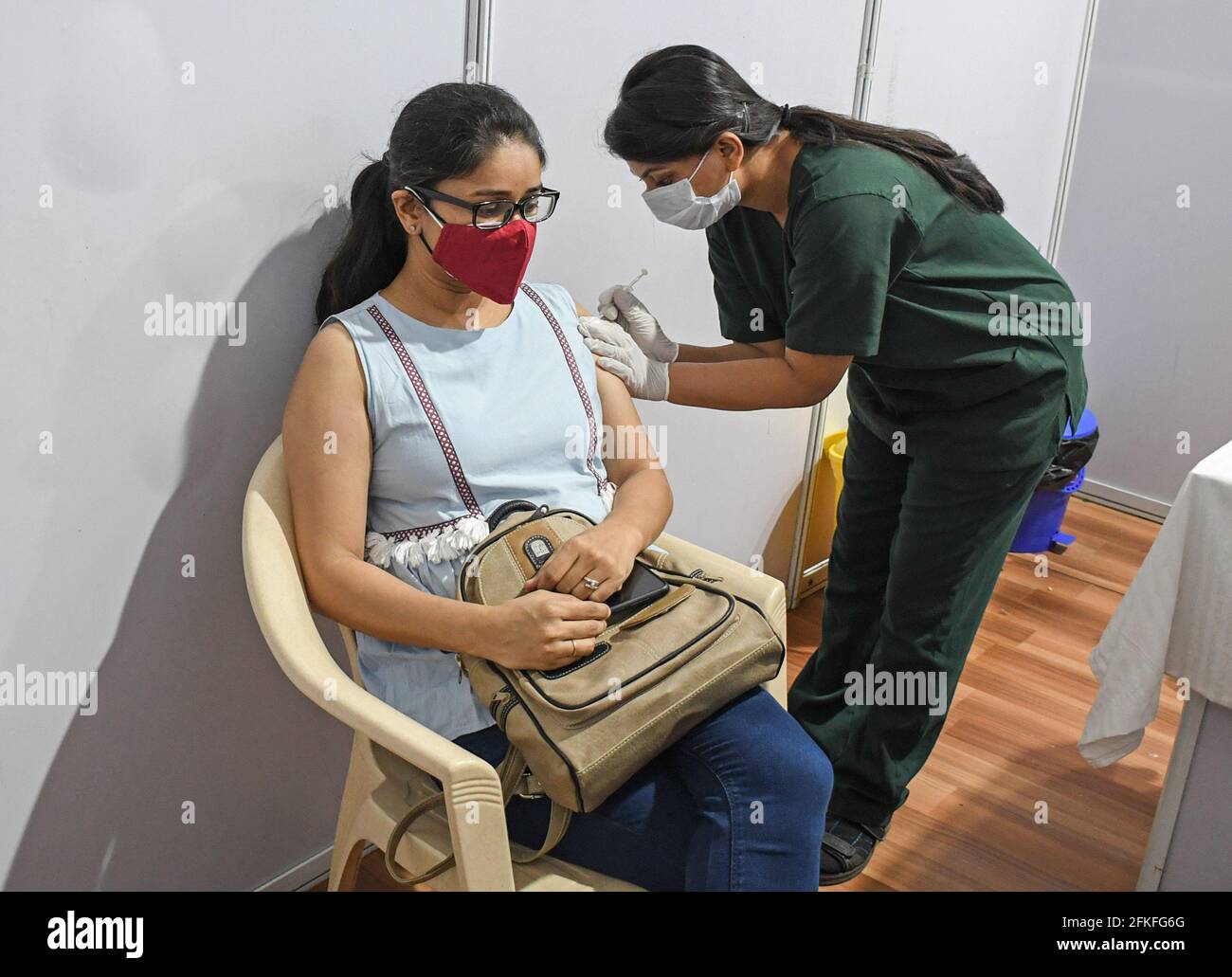 Mumbai, Inde. 1er mai 2021. Une femme portant un masque facial reçoit une dose du vaccin Covishield au centre de vaccination du complexe Bandra Kurla (BKC) à Mumbai. L'entraînement de vaccination pour le groupe d'âge de 18-44 ans a commencé le 1er mai 2021. Seules les personnes admissibles au vaccin ont reçu une confirmation de leur inscription au téléphone. (Photo par Ashish Vaishnav/SOPA Images/Sipa USA) crédit: SIPA USA/Alay Live News Banque D'Images