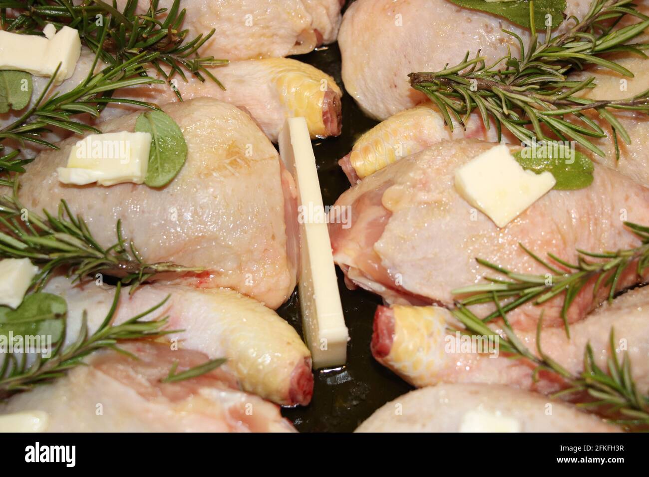 viande de poulet crue au romarin et au beurre Banque D'Images