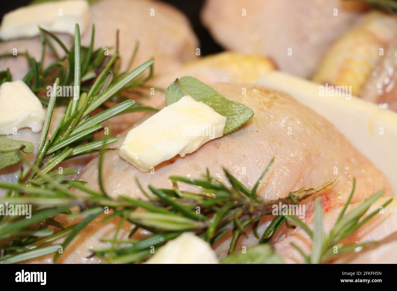 viande de poulet crue au romarin et au beurre Banque D'Images