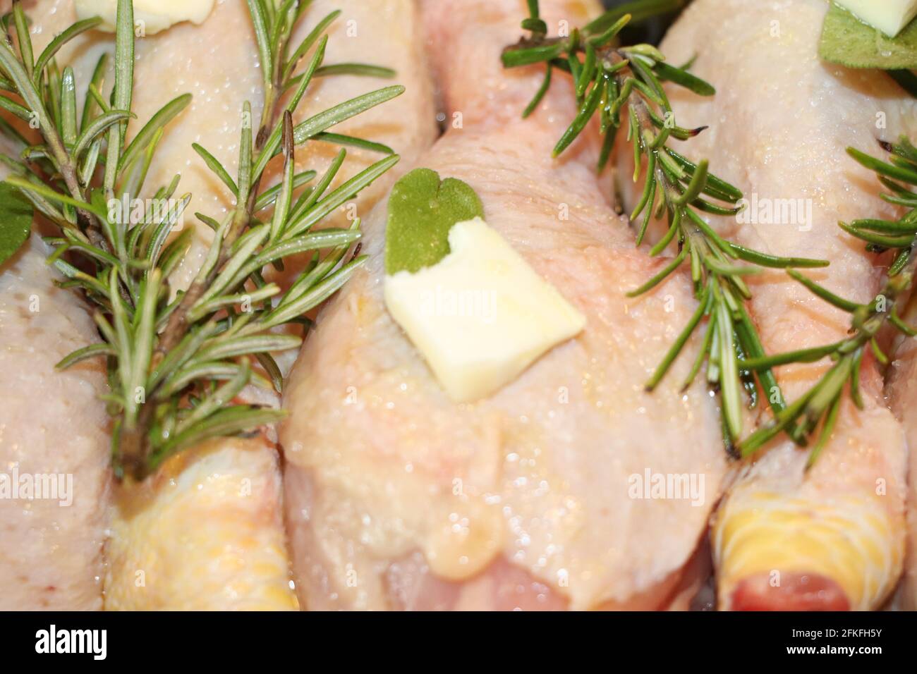 viande de poulet crue au romarin et au beurre Banque D'Images