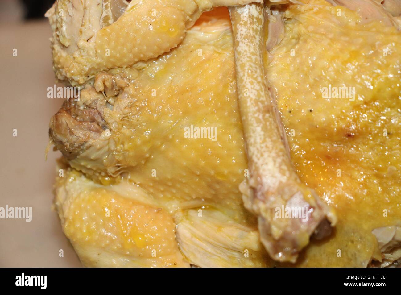 Farcies faites maison capon sur planche à découper en bois Banque D'Images