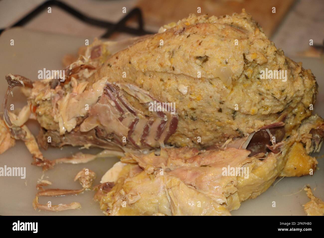 Farcies faites maison capon sur planche à découper en bois Banque D'Images