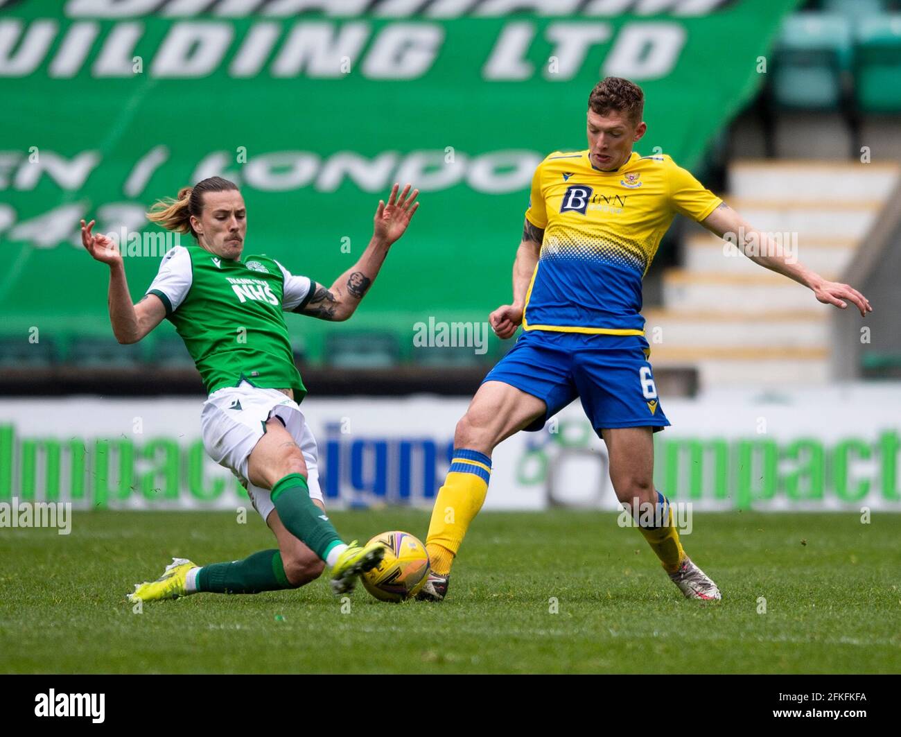 Scottish Premiership - Hibernian contre St Johnstone. Easter Road Stadium, Édimbourg, Midlothian, Royaume-Uni. 1er mai 2021. Hibs accueille St Johnstone dans la Ligue écossaise Premier à Easter Road, Édimbourg. Pic shows: Le défenseur de St Johnstone, Liam Gordon, est attaqué par HibsÕ milieu de terrain international australien, Jackson Irvine. Crédit : Ian Jacobs/Alay Live News Banque D'Images