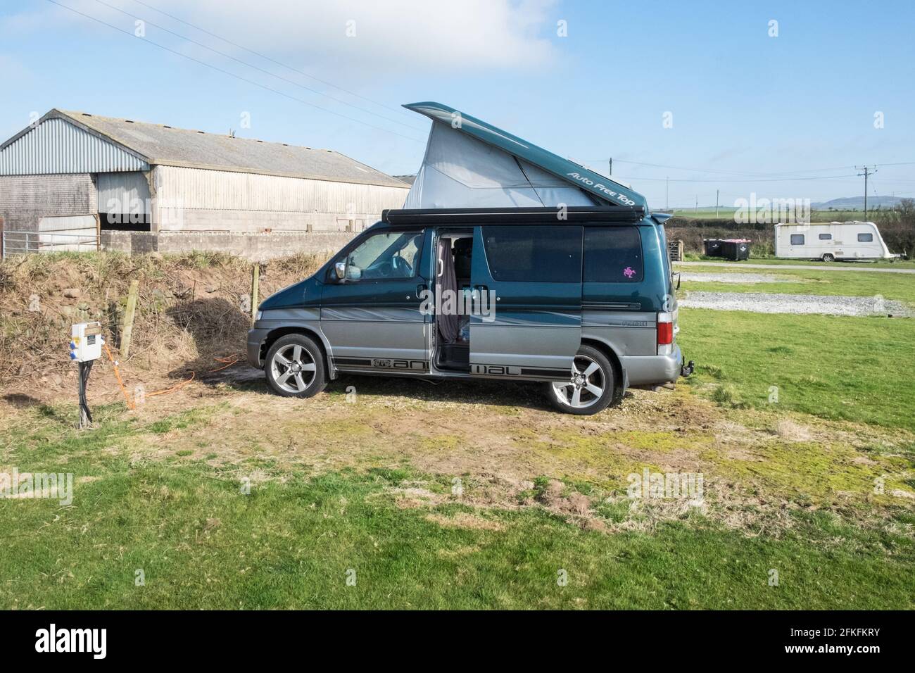 Mazda Bongo Friendee avec pop top, Auto Free Top toit dans un champ de  fermiers qui a été transformé en camping de base, site de caravane avec  électrique crochet de l'UHE.Situé près